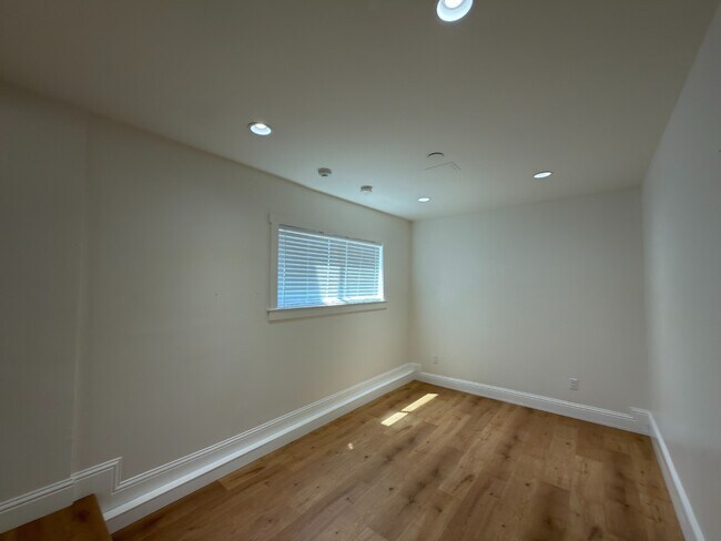 Building Photo - Prime Santa Clara Location | Bright 3BR/2.5BA End-Unit | 2 Primary Suites | Central Heat & AC