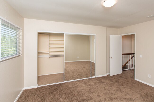 Building Photo - Spacious 2 Bedroom / 1.5 Bath Condominium ...