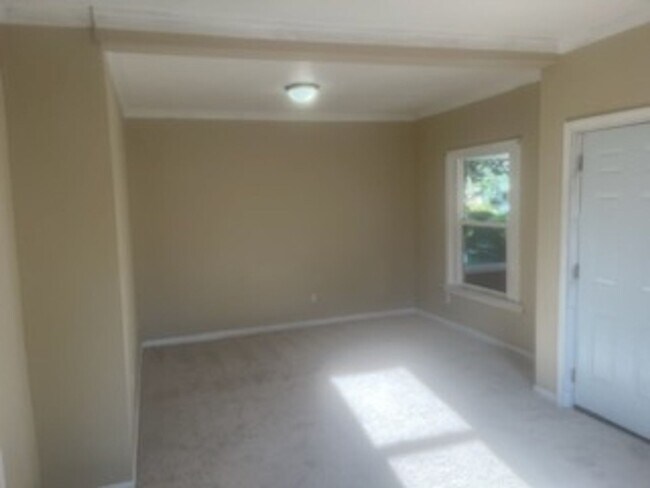 Building Photo - 2 Bedroom Home For Rent