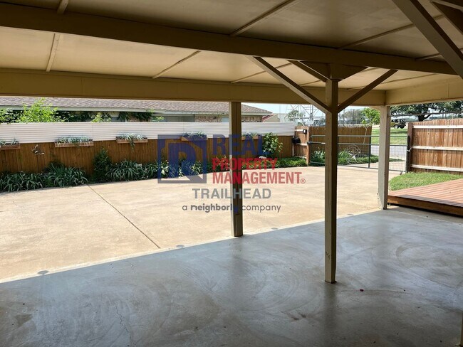 Building Photo - 6400 Espana Dr