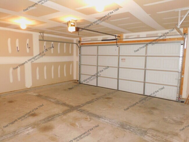 Building Photo - 2627 Leighswood Dr
