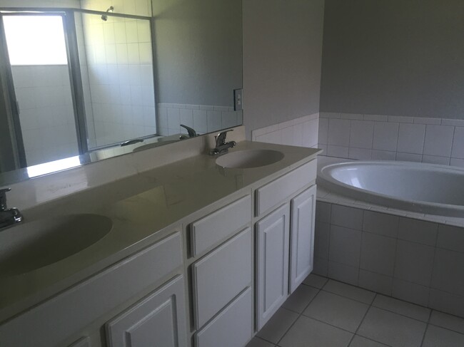 Dual sinks in master - 9716 Casa Mar Cir