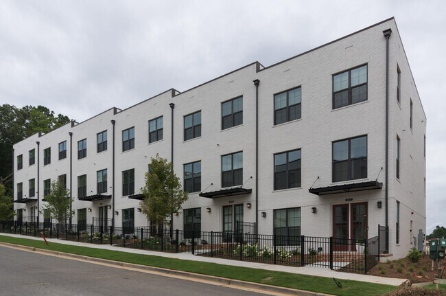 Building Photo - Immaculate, new 3BR/3.5BA townhome in The Maxwell community in Alpharetta GA.