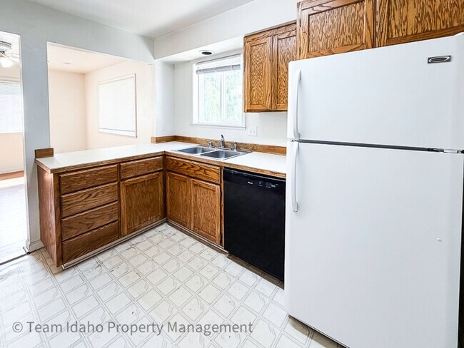 Building Photo - 562 Deer Meadow Ct