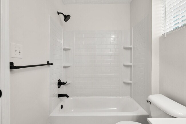 Building Photo - 2583 Woodhill Dr