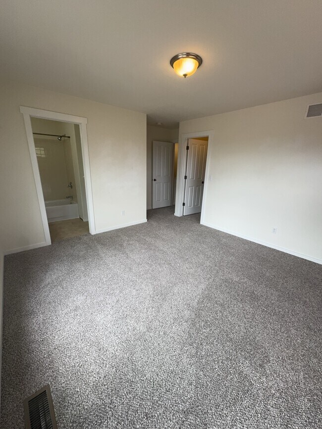 Building Photo - 5198 Dovetail Ln