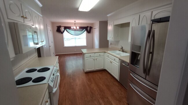 Building Photo - 4 bedroom 3 bath Home with Pickleball Cour...