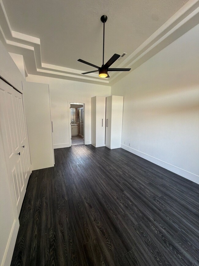 Building Photo - 340 N Country Ln