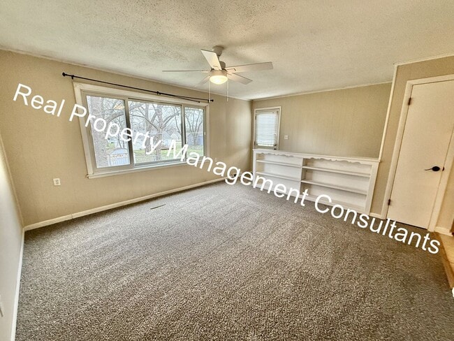 Building Photo - 3-Bedroom Home Near Downtown Overland Park!