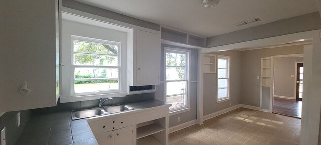 Building Photo - Beautiful 3 bedroom/1.5 bathroom house wit...