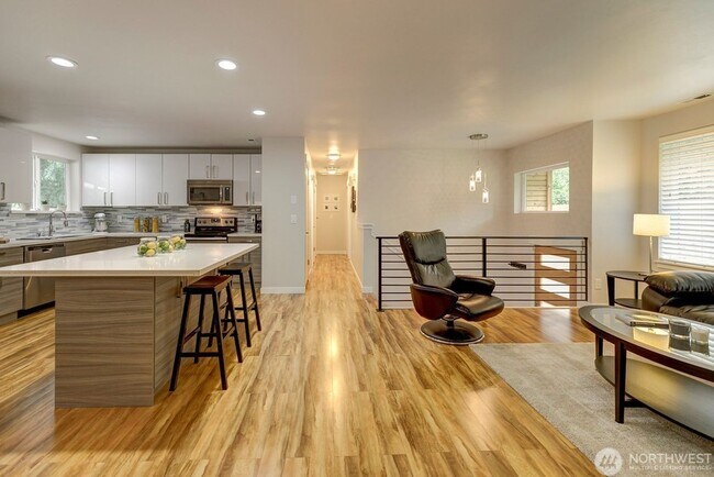 Building Photo - Stunning 4BR/2.5BA Home in Lake Forest Park ?