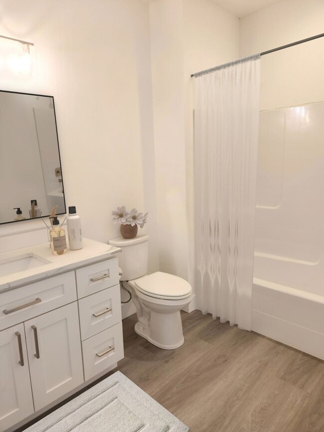 Building Photo - BRAND NEW MODERN LIVING!! HUGE 4 Bed 2.5 Bath Duplex with over 2350+ Sq. Feet.