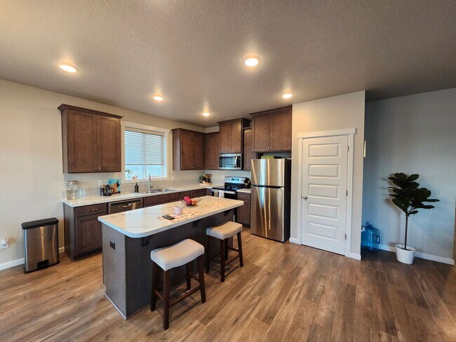 Building Photo - Charming 3-Bedroom, 2-Bath Home with Spaci...