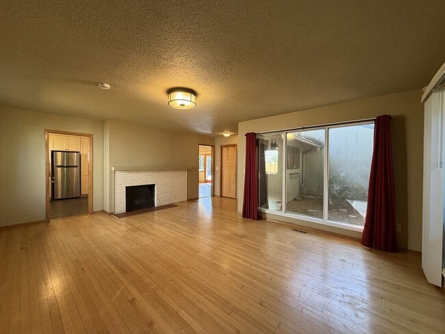Building Photo - 5220 SE 33rd Pl