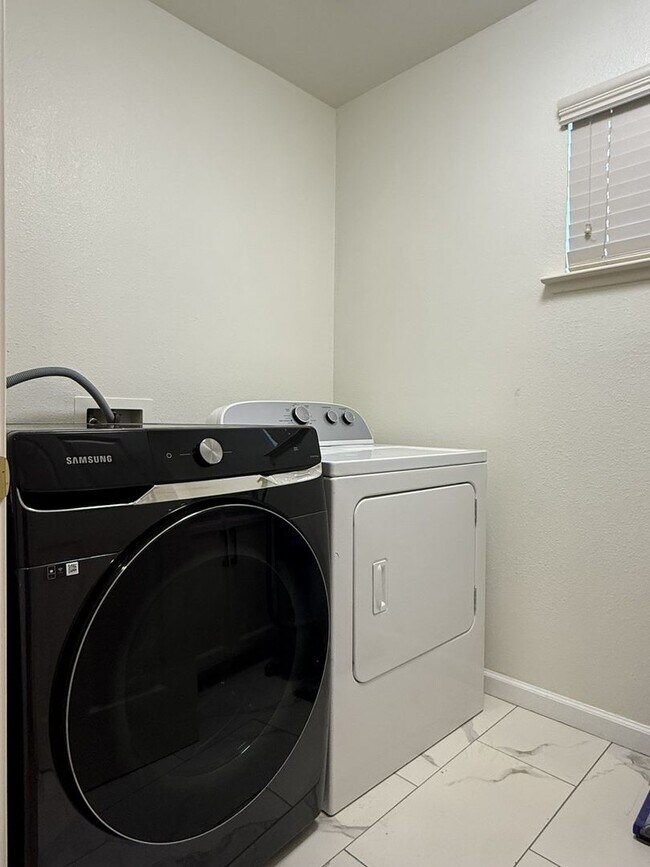 Building Photo - Lovely 5/3 with a desirable downstairs bedroom.