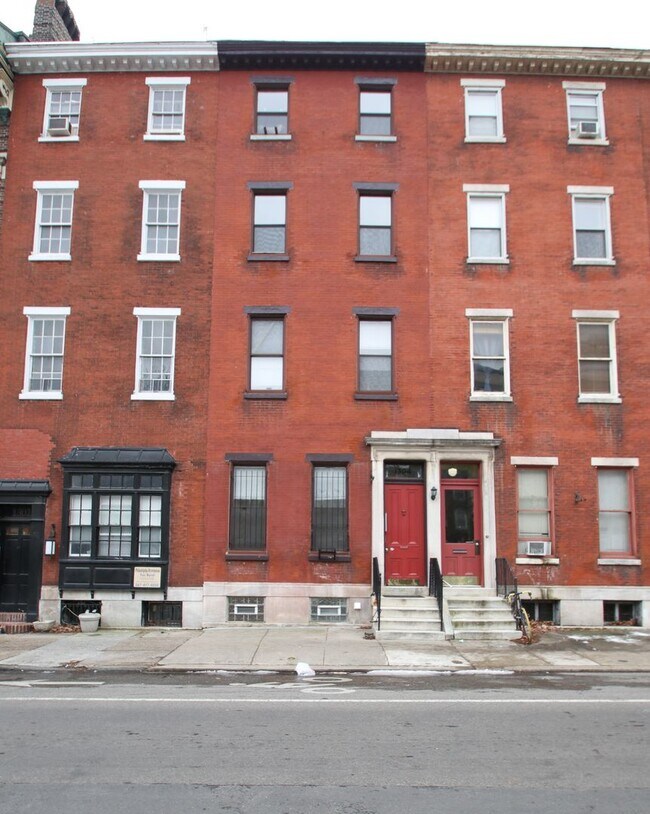 Building Photo - Spacious Bilevel 1 BR, 1.5 BA & More!*Avai...
