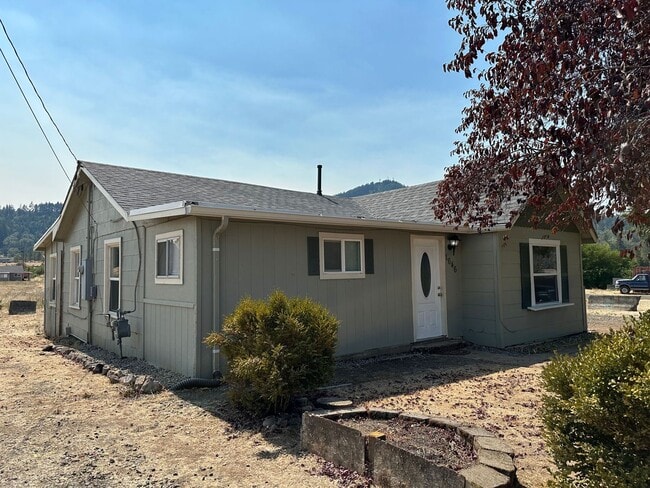 Primary Photo - Older 3/1 home in Sutherlin