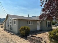 Building Photo - Older 3/1 home in Sutherlin