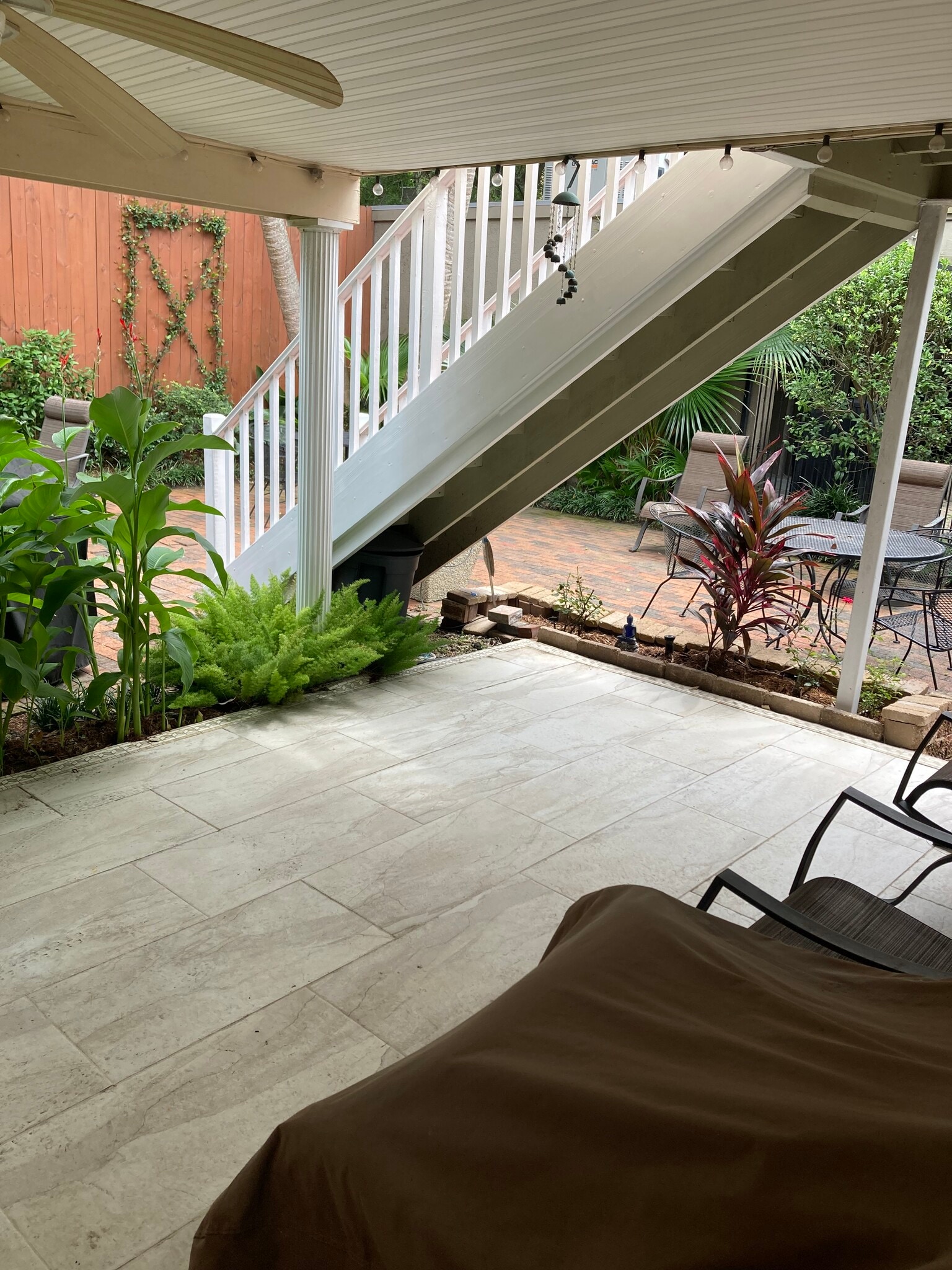 Large garden area w/ outdoor sofa and chairs - 1561 Webster St