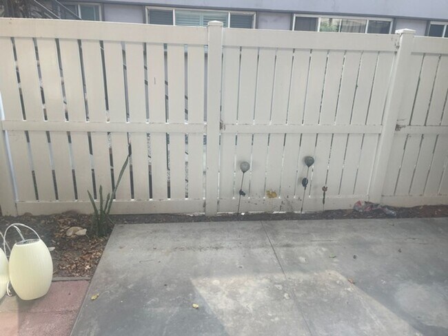 Building Photo - Spacious Torrance 2 Bed/2 Bath Condo with ...
