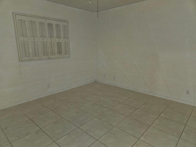 Building Photo - 7904 NW 70th Ct