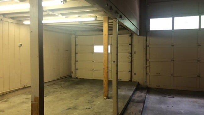 Building Photo - 2802-2802 NW Highland Ave