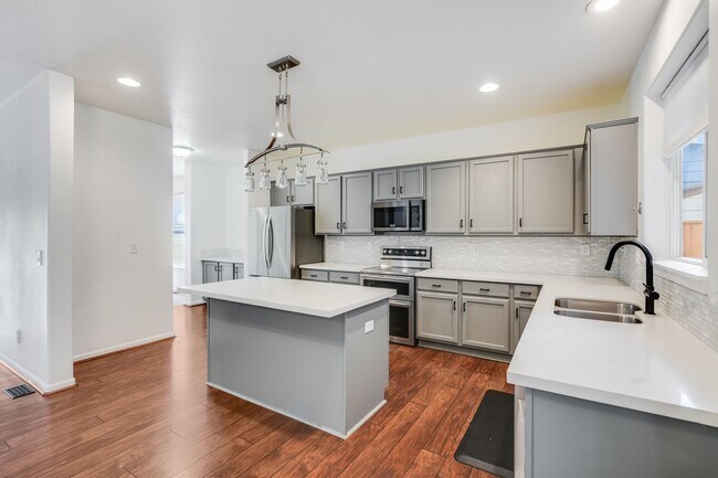 Building Photo - Beautiful 4 bed, 2.5 bath rental home in Oatfield Neighborhood Milwaukie!