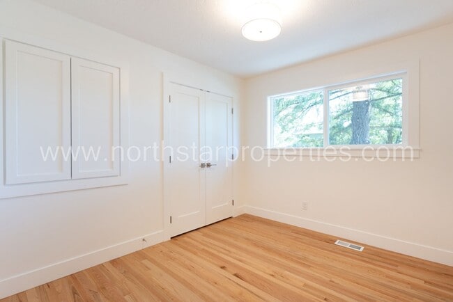 Building Photo - Exceptional Remodel Near Waluga Park