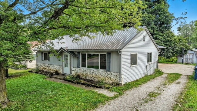 Building Photo - New 3 bedroom listing!