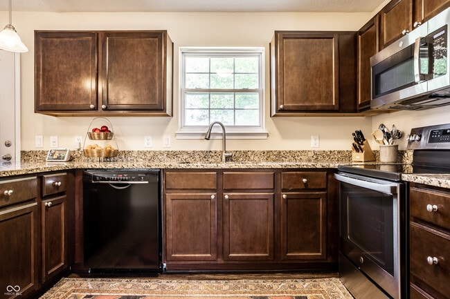 Building Photo - 14924 Oak Rd