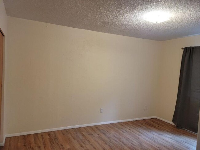 Building Photo - 2 Bedroom, 1 Bathroom Apartment In Canyonville.