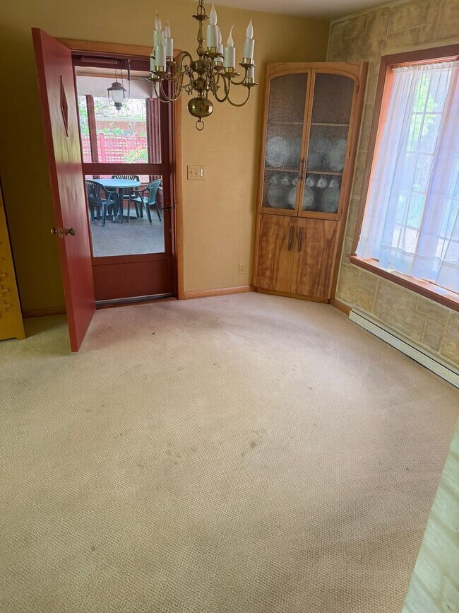 Building Photo - Charming Spacious Beavercreek Home Ready For Showing!