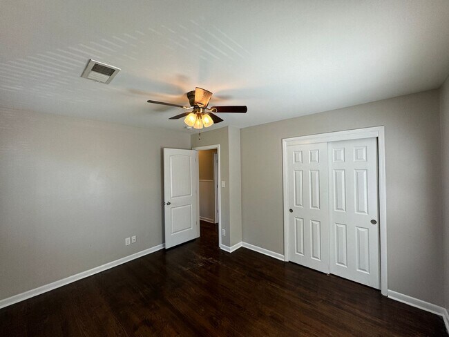 Building Photo - Charming 3-Bedroom Home in Nicholasville, 2 Car Garage! Fenced in Backyard!