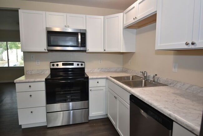 Building Photo - Elkhart North West- 3 bedroom ranch with d...