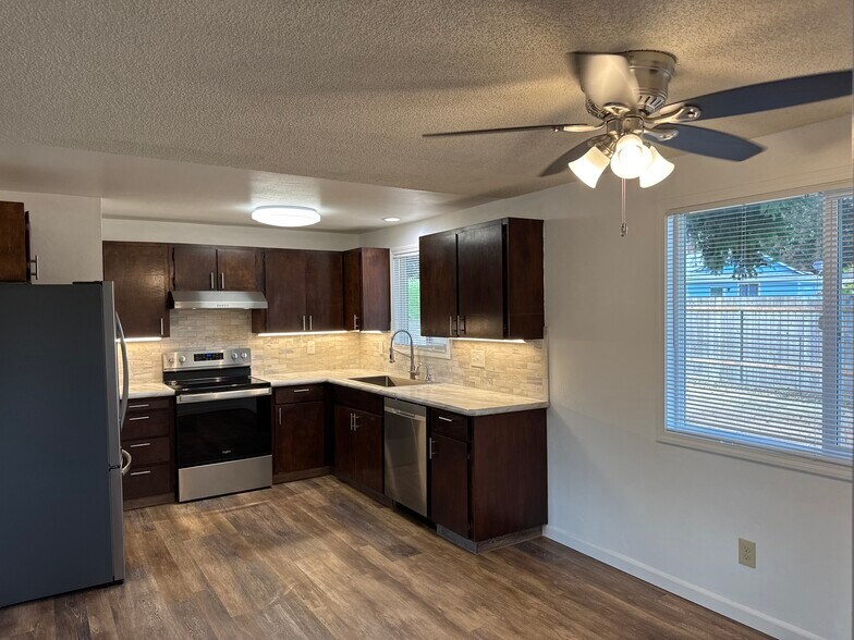 Kitchen - 15320 NE 31st St