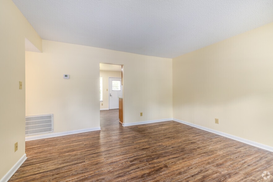 2BR, 1BA - 810SF - Living Area - Hunters Glen