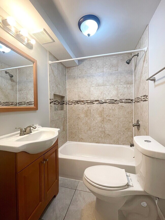 Building Photo - 3021 W Diversey Ave