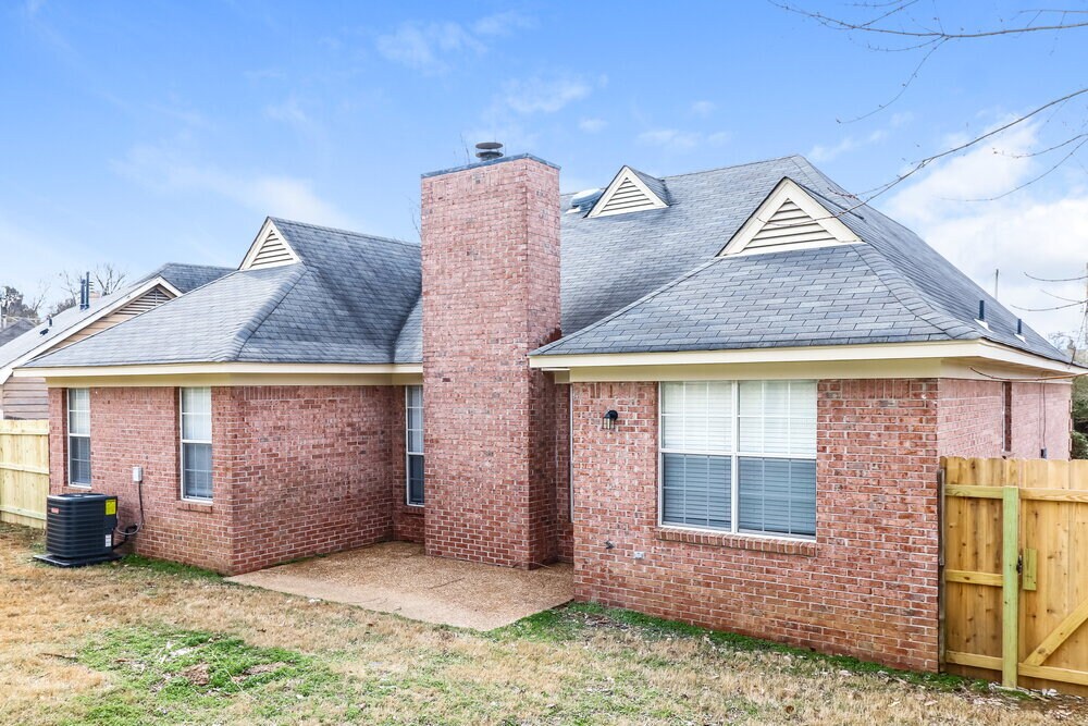 Building Photo - 6962 Lagrange Cir N