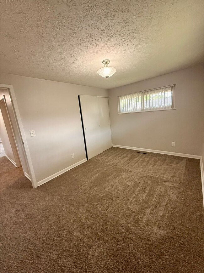 Building Photo - Updated 3BR Brick Ranch | Screened Porch | Attached Garage