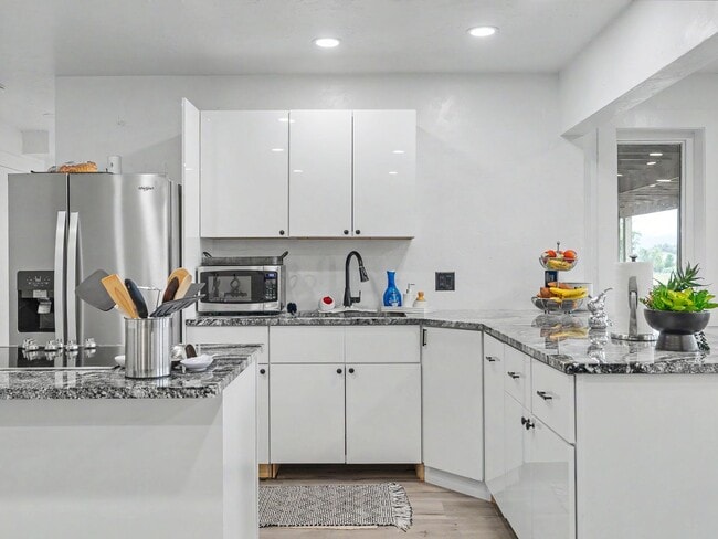 Building Photo - Spacious Furnished Home with Mountain Views and Room to Enjoy