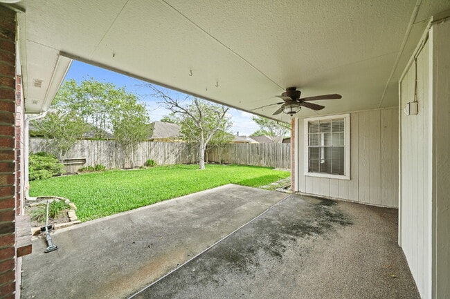 Building Photo - Beautifully updated 3-bedroom, 2-bath single-story home in Pearland's highly sought-after Country...