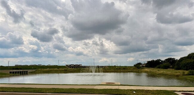 Building Photo - 1009 Cushing Dr