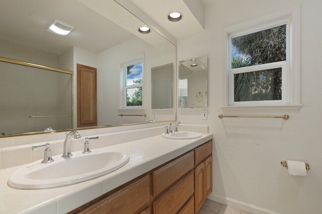Building Photo - Beautiful 4 Bed/2 Bath Home Available Now!