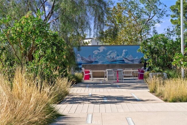 Building Photo - 124 Sculpture