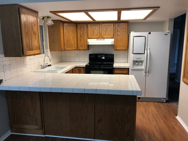 Building Photo - Spacious Sandy Rambler w 2 car attached