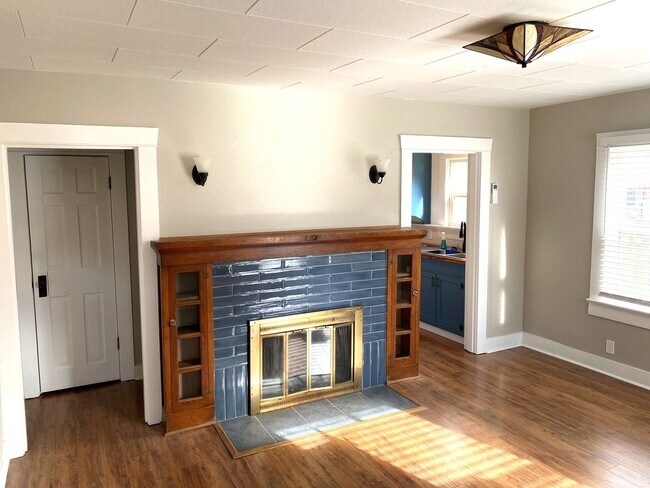 Building Photo - Charming West Side Bunglaow available now
