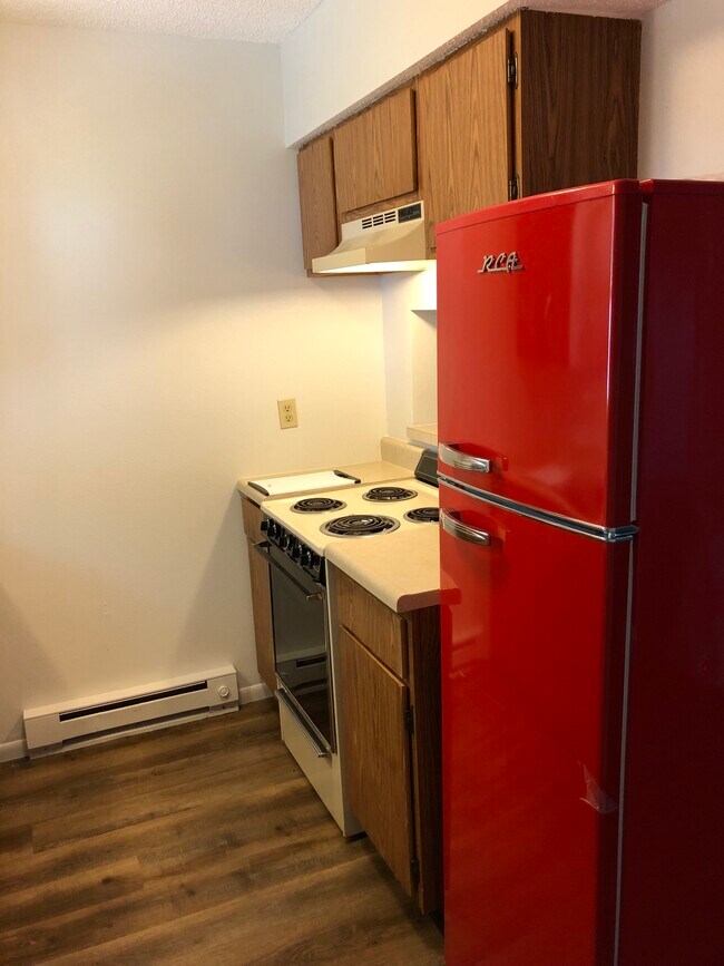 Building Photo - 504 E Chellis St