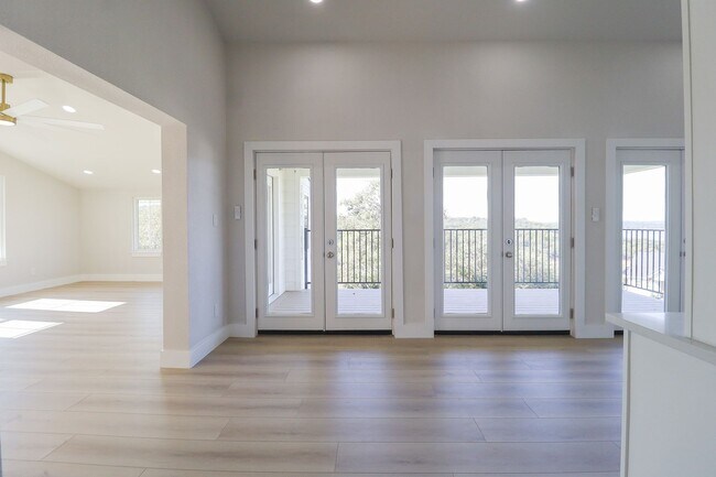 Building Photo - 4 Bed | 3 Bath on Keystone Lake!