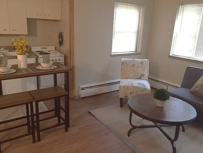 Building Photo - 700 S Summit Ave