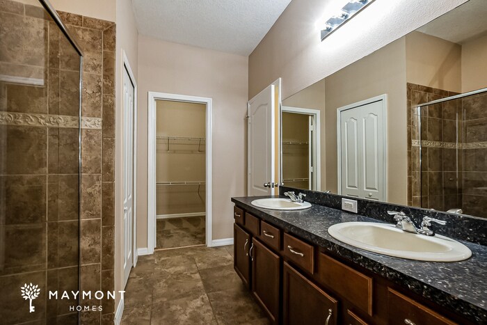 Building Photo - 2420 Plantation Oak Dr
